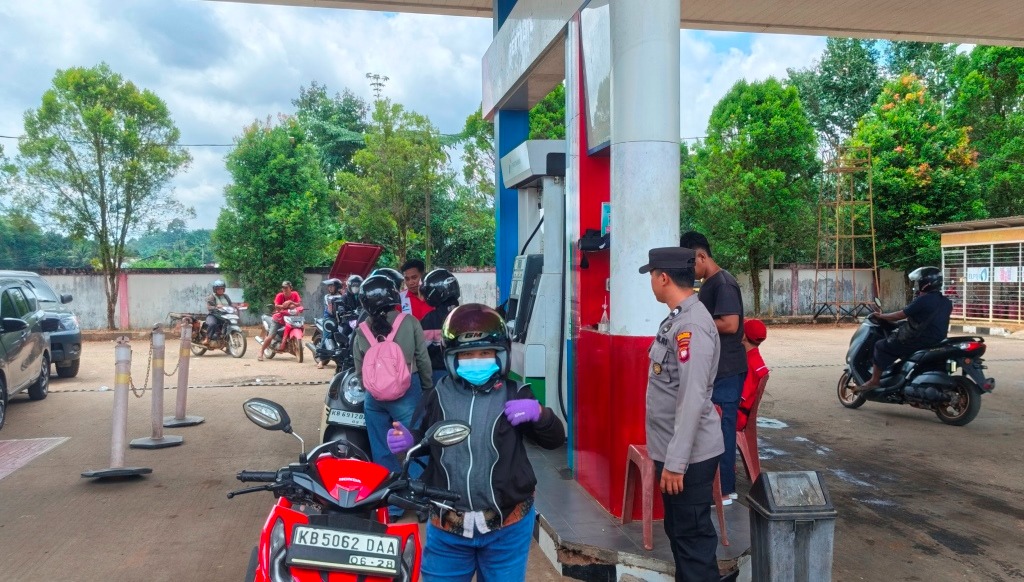 Patroli SPBU di Kebadu, Polsek Batang Tarang Pastikan Stok BBM dan Antrean Kendaraan Tetap Terkendali